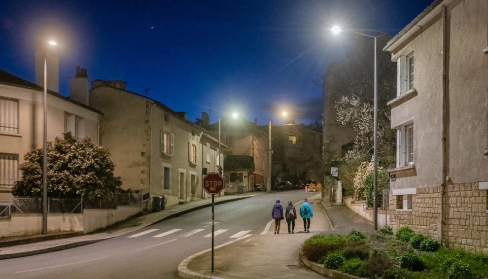 Pourquoi dans certaines toilettes publiques les lumières sont